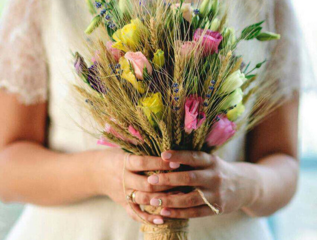 Букет невесты из колосков пшеницы, эустомы и роз Фото